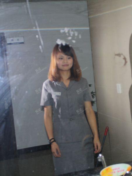 到达物业服务中心，换好工作服，照照镜子